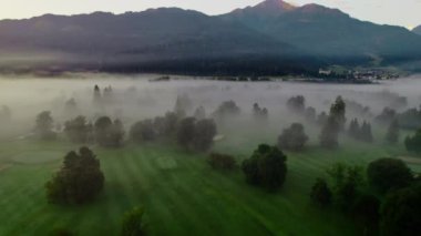 Zell Am 'ın puslu arazisinde drone Dağlara doğru bakın