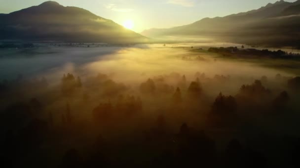Drone sur le paysage brumeux éthéré de Zell Am See, — Video