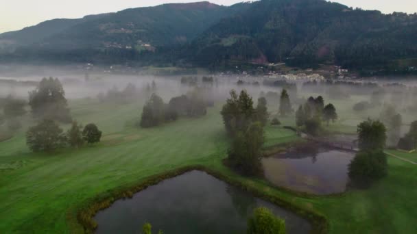 Drone Over Misty Landschap van Zell Am See Towards Mountains — Stockvideo
