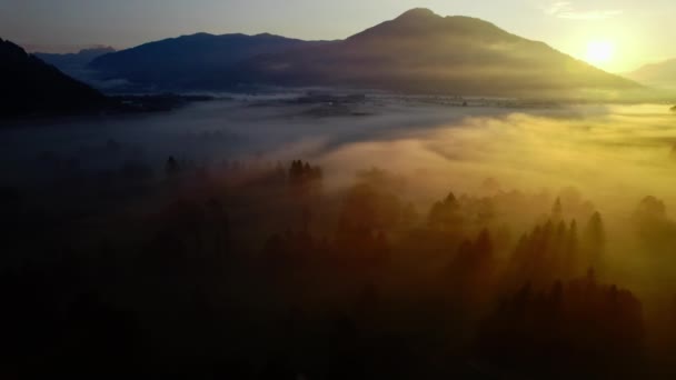 Drone sopra etereo nebbioso paesaggio di Zell am See, — Video Stock