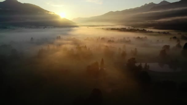 Drone over Ethereal Misty Τοπίο του Zell Am Δείτε την ανατολή του ηλίου — Αρχείο Βίντεο