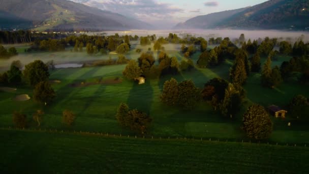 Drone sopra sole nebbioso paesaggio di zell am vedere all'alba — Video Stock