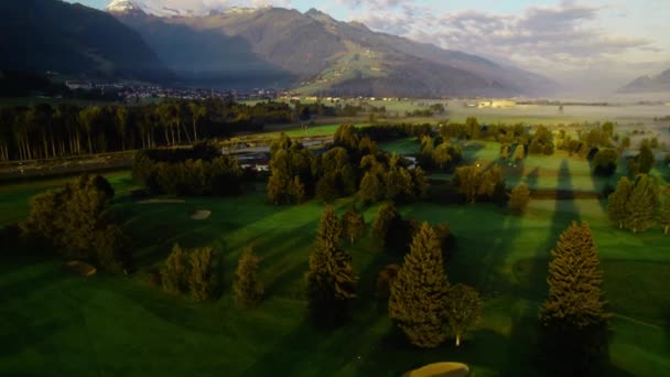 Drohne im Morgengrauen über der sonnenbeschienenen Landschaft von Zell am See — Stockvideo