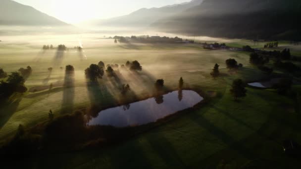Drone naar zonsopgang over mistig landschap van Zell Am See — Stockvideo