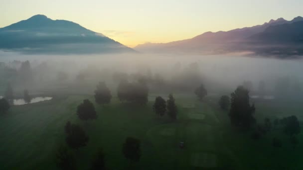 Drone Over Etherisch Mistig Landschap Van Zell Am See Bij zonsopgang — Stockvideo