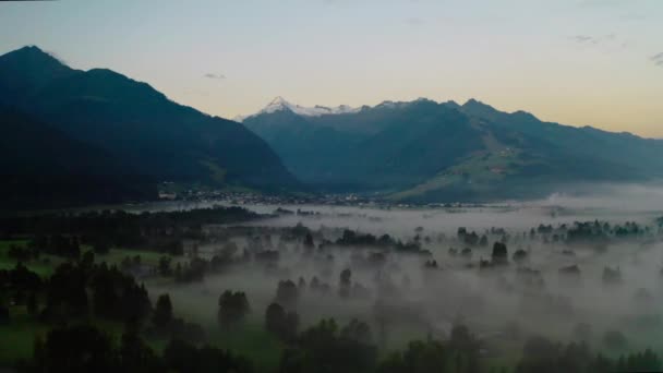 Drönare över dimmiga landskap Zell är se till bergen i gryningen — Stockvideo
