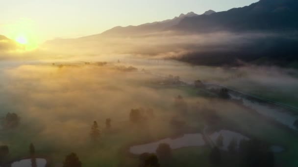 Drönare över Etheral Misty Landskap Zell Am See vid soluppgången — Stockvideo