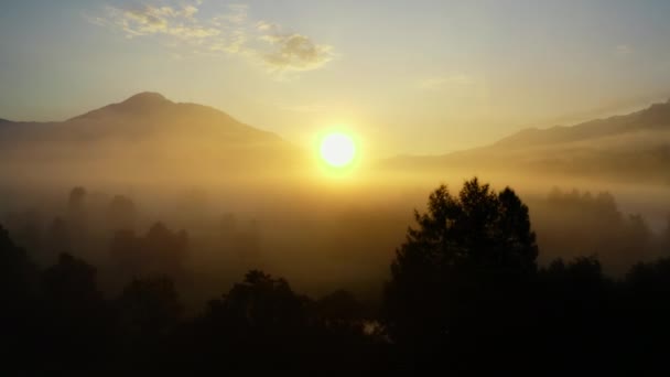 ツェルのエーテルの霧の風景の上にドローンは日の出に向かって参照してください — ストック動画