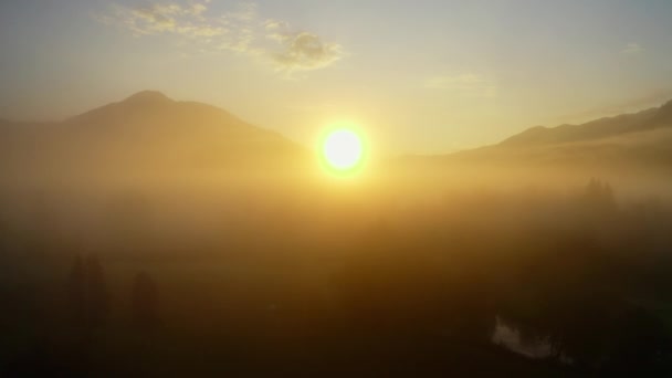 Беспилотник над туманным ландшафтом Целль-Ам-Тоуард-Санрайз — стоковое видео