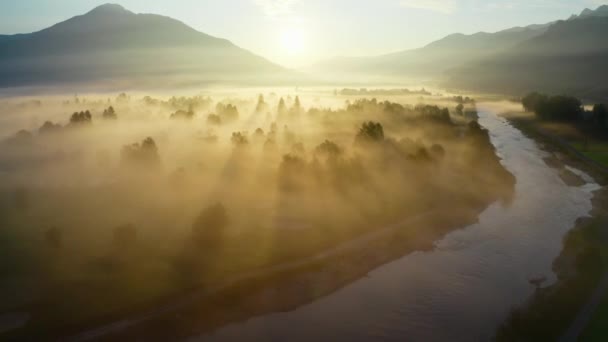 Drönare över Etheral Misty Landskap Zell Am See vid soluppgången — Stockvideo
