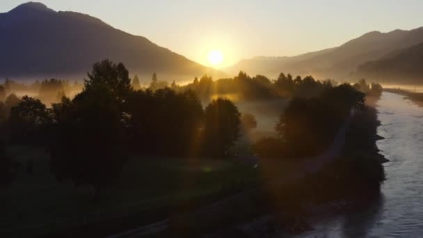 Dron nad Sunit Misty Krajobraz Zell Am Zobacz o świcie — Wideo stockowe