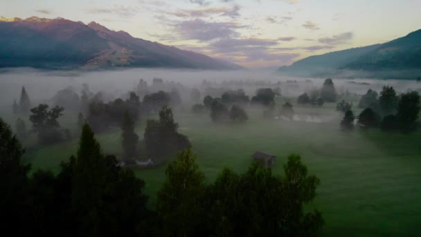 Drohne im Morgengrauen über nebliger Landschaft von Zell am See — Stockvideo