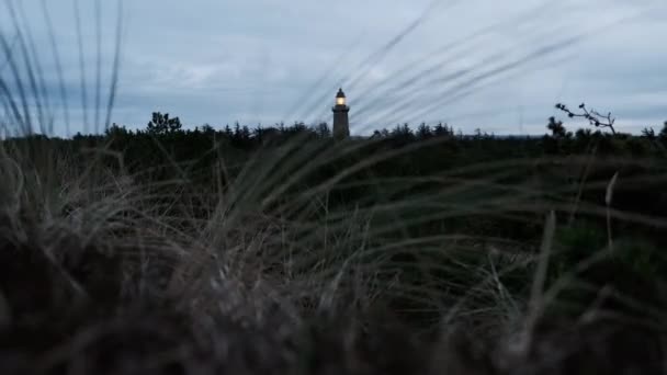 Φωτισμένο Lodbjerg Φάρος και χόρτα φυσώντας στο σκοτάδι — Αρχείο Βίντεο