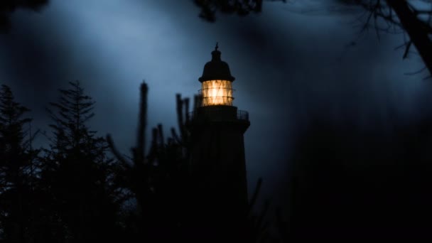 Faro de Lodbjerg iluminado al atardecer — Vídeo de stock