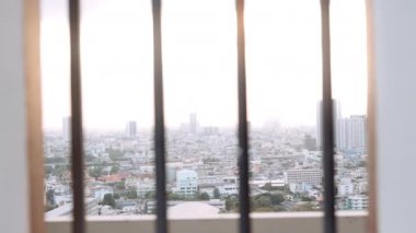 Bangkok manzaralı pencereler boyunca parmaklıklar
