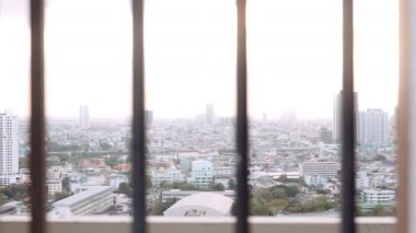 Bangkok manzaralı pencereler boyunca parmaklıklar