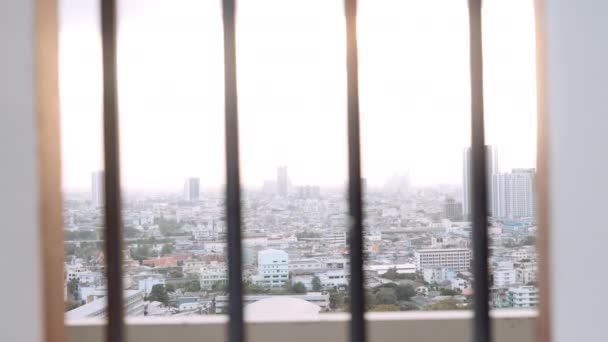 Tvärs över fönstret med utsikt över bangkok — Stockvideo