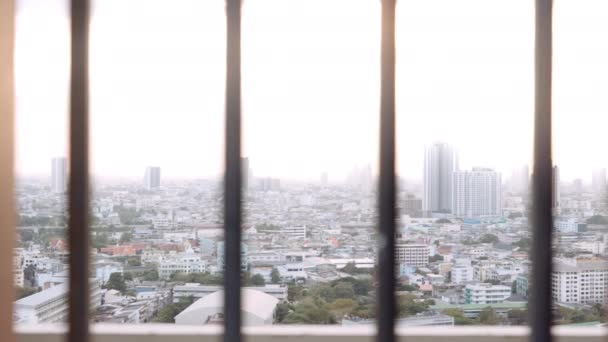 Pruhy přes okno s výhledem na bangkok — Stock video