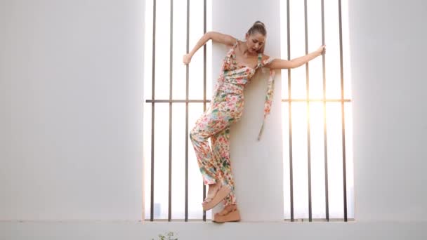 Moda kıyafetleri ve platform ayakkabıları içinde dans eden kadın. — Stok video