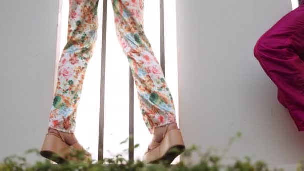 Tänzer in Hosen und Miedern posieren an vergitterten Fenstern — Stockvideo