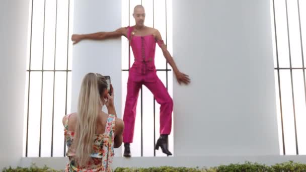 Vrouw filmen op haar smartphone danser in roze — Stockvideo