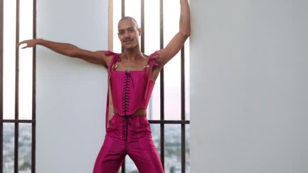 Танцюючий чоловік в рожевому кузові на колючому вікні — стокове відео