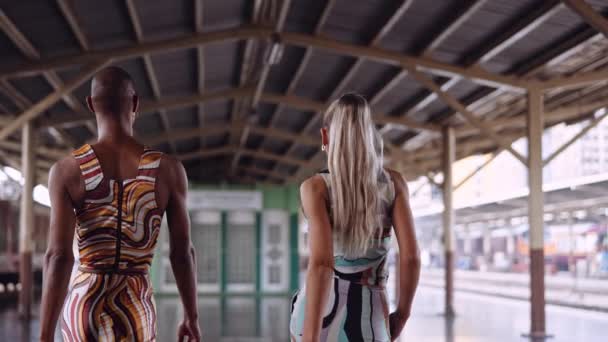 Modelos de moda andando em roupas modeladas na estação ferroviária — Vídeo de Stock