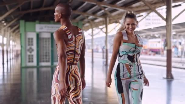 Modelos de moda caminando en ropa estampada en la estación de tren — Vídeos de Stock