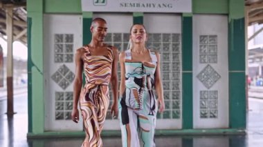 Moda Modelleri Tren İstasyonunda Kameraya Yürüyor