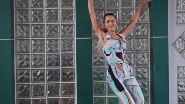 Divatmodell tánc mintás ruhában a vasútállomáson — Stock videók