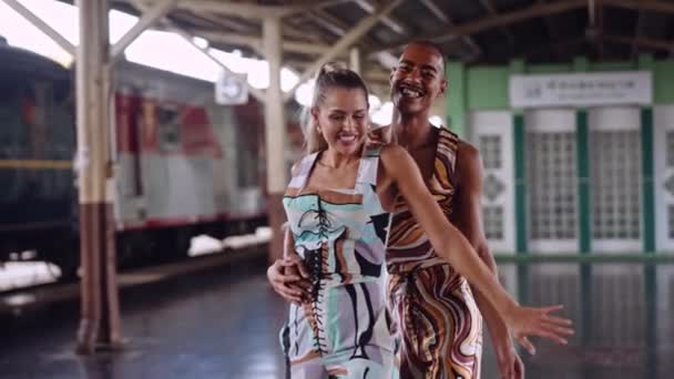 Modelos de moda caminando a la cámara en la estación de tren — Vídeos de Stock