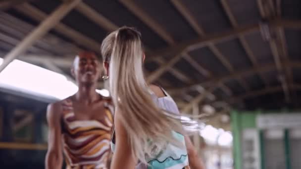 Модные модели танцуют и поют на вокзале — стоковое видео