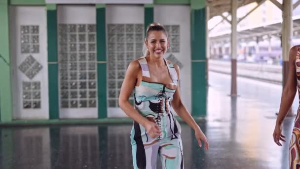 Divatmodellek Táncolnak a vasútállomáson — Stock videók