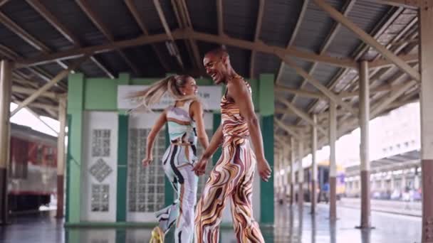 Modelos de moda bailando y cantando en la estación de tren — Vídeo de stock