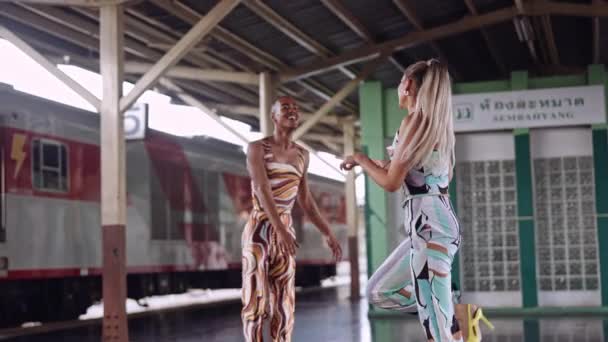 Modelos de moda dançando e cantando na estação ferroviária — Vídeo de Stock