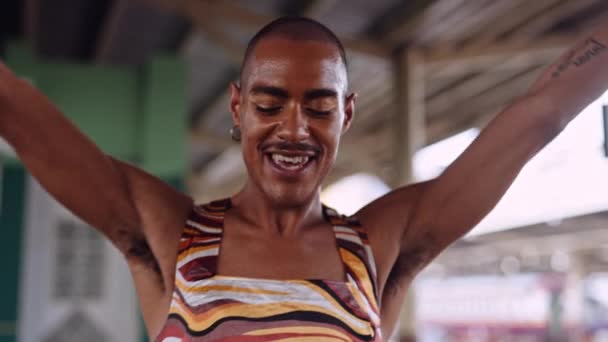Модна модель Танці у візерунковому одязі на залізничній станції — стокове відео