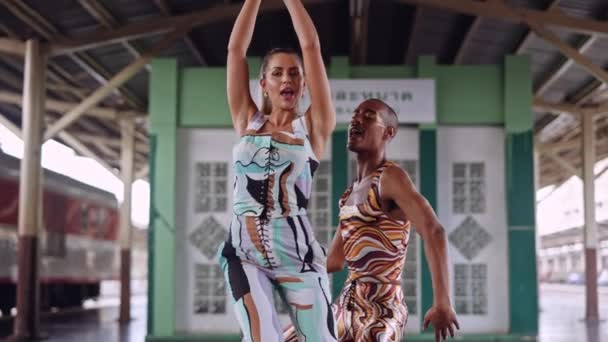 Divatmodellek Táncolnak és énekelnek a vasútállomáson — Stock videók