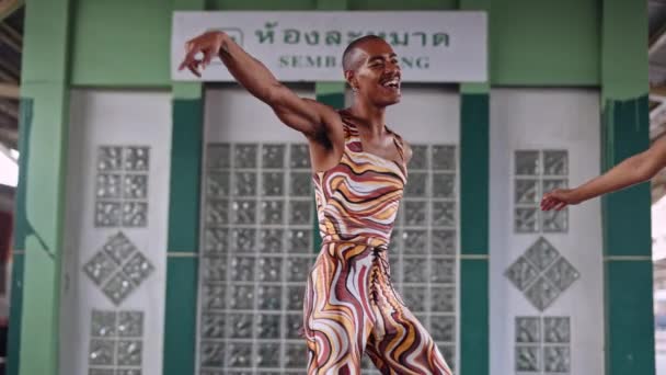 Divatmodell tánc mintás ruhában a vasútállomáson — Stock videók