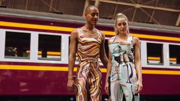 Mode Modeller Posing In Mönstrad Kläder I tågstationen — Stockvideo