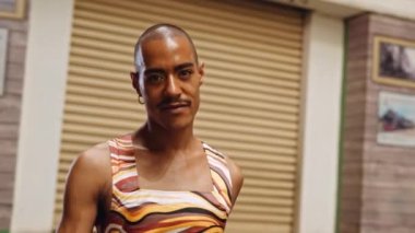 Moda Modelleri Tren İstasyonunda Şablon Giyiniyor