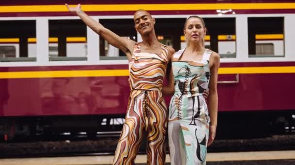 Modèles de mode posant dans les vêtements à motifs dans la gare — Video