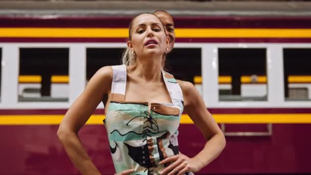 Divatmodellek pózol mintás ruházat a vasútállomáson — Stock videók