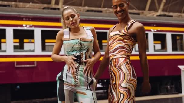 Mode modellen poseren voor camera in het treinstation — Stockvideo