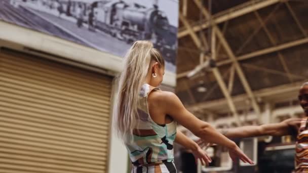 Μοντέλα μόδας κρατώντας τα χέρια στο σιδηροδρομικό σταθμό — Αρχείο Βίντεο