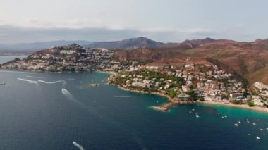 Kıyı şeridinde İHA ve Kaptan De Creus 'un tekneleri