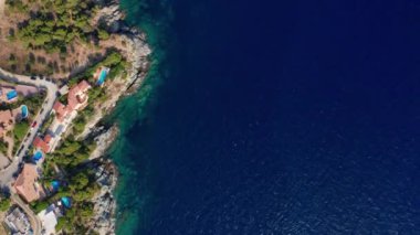 Cap De Creus 'un sahil şeridinde ve binalarında insansız hava aracı