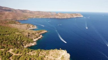 Kıyı şeridinde İHA ve Cap De Creus 'un Mavi Denizi