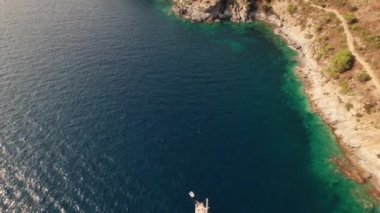 Cap De Creus 'un hemen kıyısındaki Yat üzerinde İHA.
