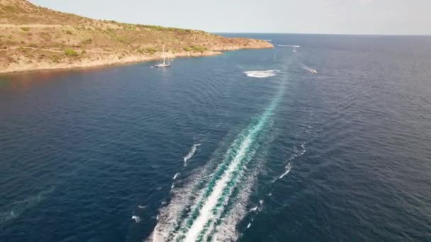 Κηφήνας πάνω από βάρκες και ακτογραμμή του Cap De Creus — Αρχείο Βίντεο