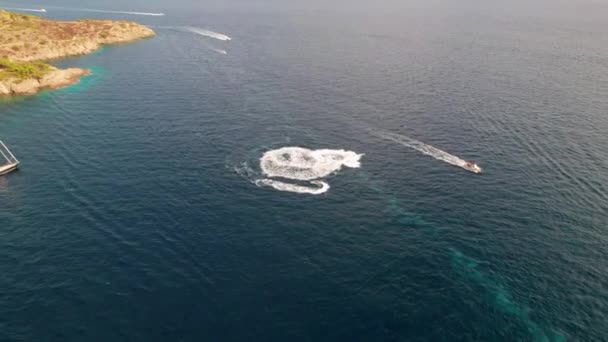 Drone hacia motos acuáticas que circulan en el mar frente a la costa de Cap De Creus — Vídeo de stock